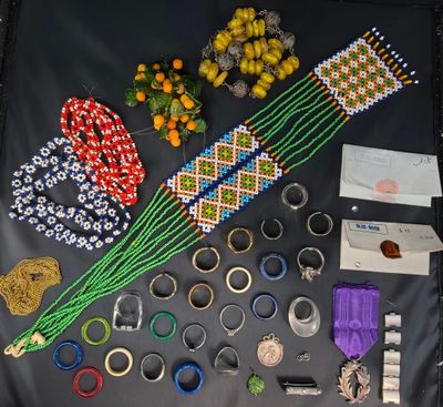 de nombreux objets divers qui sont posés sur la table