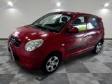 la photo d'une petite voiture rouge garée dans un garage