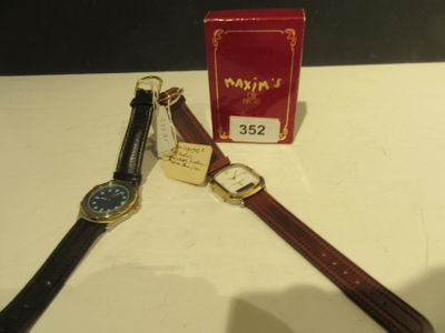 Jeu DE Cartes Maxim'S + Deux Montres Fantaisie .