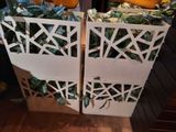 deux caisses blanches contenant des feuilles vertes et des oranges