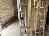 une échelle appuyée contre un mur dans un garage