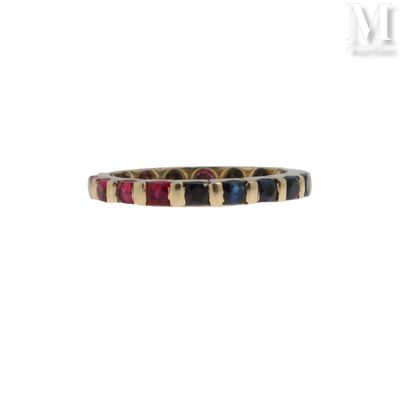 gros plan d'une bague sur fond blanc