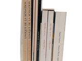 les livres sont empilés sur une surface blanche