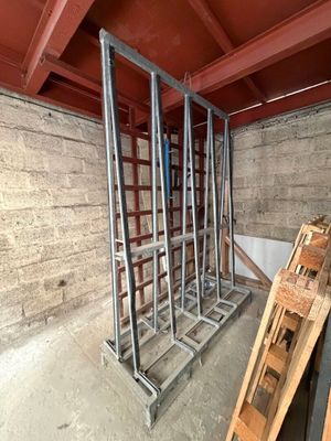 une pièce dont le sol est recouvert d'un tas de planches de bois