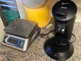 une cafetière et un mixeur posés sur un plan de travail