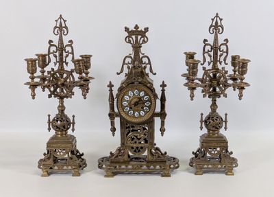 trois types d'horloges différents posés sur la table
