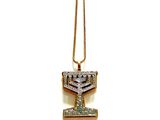 une image représentant un collier en forme de menorah en or et diamants sur fond blanc