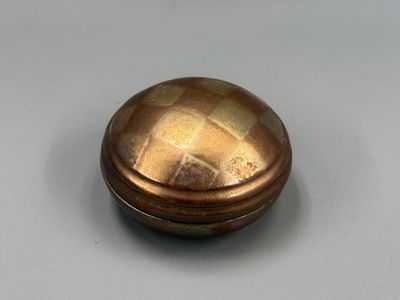 une image représentant un petit objet métallique posé sur une table