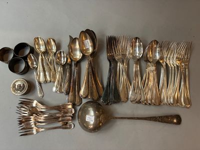 beaucoup de cuillères en argent et de cuillères sur la table