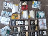 le contenu d'un kit est disposé sur une table