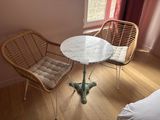 deux chaises et une table dans une petite pièce