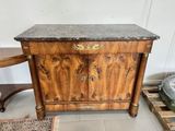 un meuble en bois avec un plateau en marbre dans une pièce