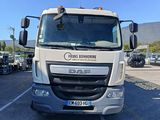un camion blanc garé dans un parking