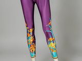 un mannequin portant un legging violet orné de fleurs colorées