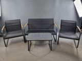 trois chaises et une table dans un studio photo