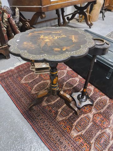 Guéridon tripode Napoléon III en bois noirci à décor peint extrêm...
