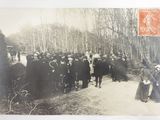 beaucoup de gens qui traînent dans les bois