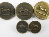 quatre boutons en bronze ornés d'un chien et d'un oiseau