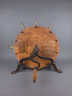 une image représentant une horloge en bois posée sur un socle, sur laquelle est représenté un serpent