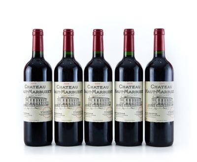 quatre bouteilles de vin sont alignées sur une surface blanche