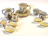de nombreuses tasses et soucoupes posées sur une table