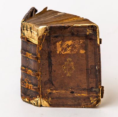 un vieux livre posé sur une surface blanche