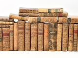 un grand nombre de vieux livres empilés les uns sur les autres