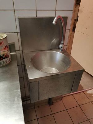 Lave main à commande fémorale