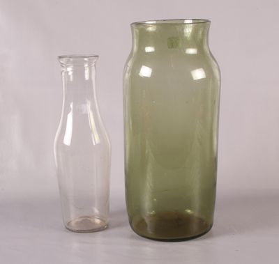 deux vases posés l'un à côté de l'autre sur une table