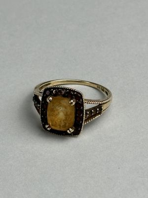 Bague en or jaune 9K (375/1000e) sertie d'une pierre ambrée.