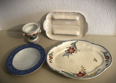 deux assiettes et un bol posés sur une table
