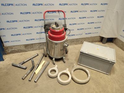 une photo d'un aspirateur rouge et argent posé sur un sol en béton