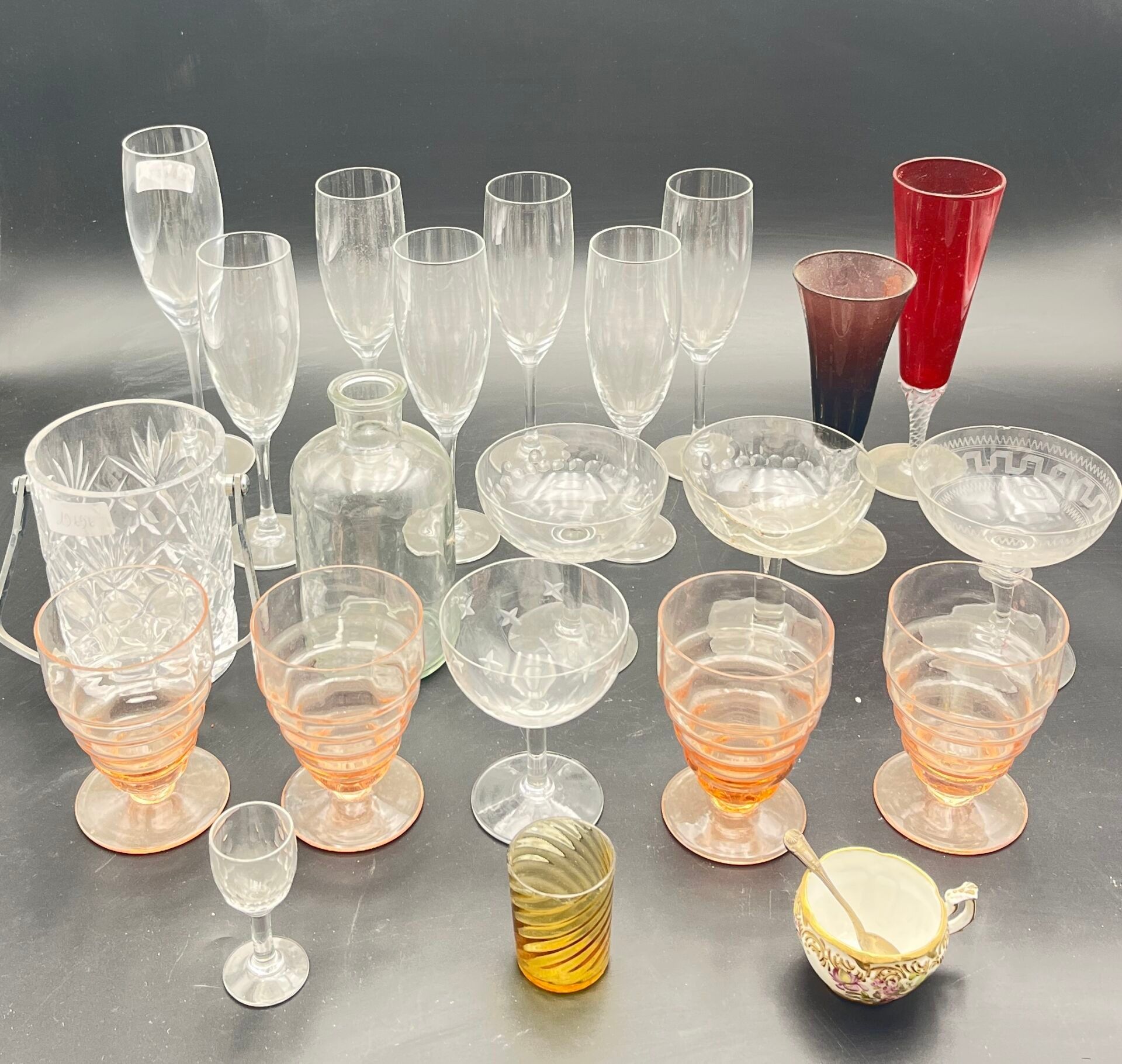 Ensemble de dix-neuf verres en verre et cristal dont des coupes à champagne, des flûtes à champagne, des verres à eau...