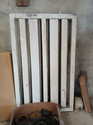 une boîte remplie d'objets hétéroclites posée sur le sol
