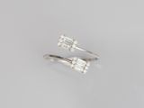 une paire de bagues en or blanc serties de diamants taille baguette et de diamants