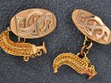 deux paires de boutons de manchette en or ornés d'un cheval et d'un chien