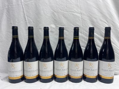 six bouteilles de vin sont alignées sur une table