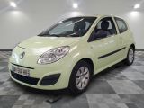 une photo d'une petite voiture jaune dans une pièce