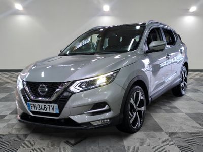La Nissan QX Sport argentée est garée sur un sol à damier