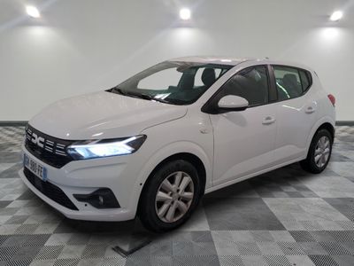 la voiture blanche est garée sur un carrelage à carreaux