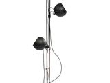 trois lampes noires fixées à un poteau métallique, sur fond blanc