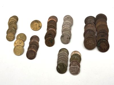 un lot de pièces de monnaie posées sur une table