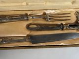 quatre couteaux dans une boîte posée sur une table