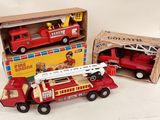 deux camions de pompiers miniatures et un camion de pompiers dans une boîte