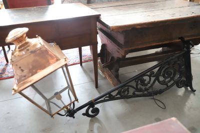 une table sur laquelle se trouve une lampe et une table sur laquelle se trouve une lampe