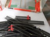un grand nombre de rails de train posés sur une table