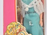 une poupée Barbie dans une boîte, posée sur une surface blanche avec un fond rose