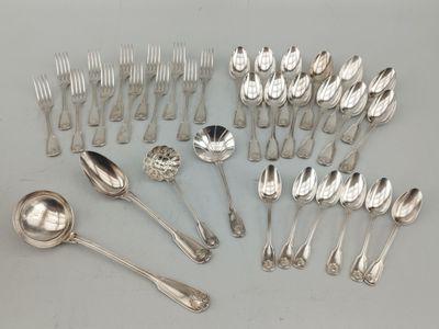 beaucoup de cuillères en argent et de cuillères sur la table