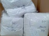 des rouleaux de papier toilette empilés les uns sur les autres dans un carton
