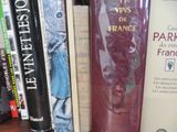plusieurs livres placés ensemble sur une étagère